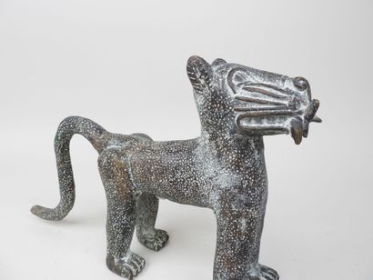 École XXe. 
Léopard en bronze patiné. 
24...
