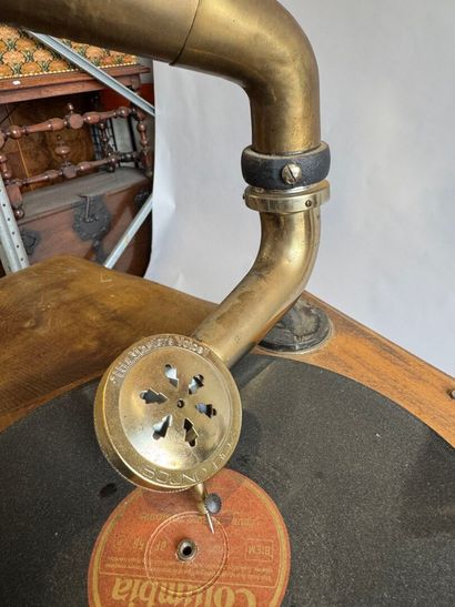 HIS MASTERS VOICE.
Gramophone with wood and...