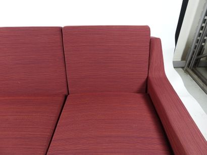 ROCHE BOBOIS.
Three-seater sofa in garnet...