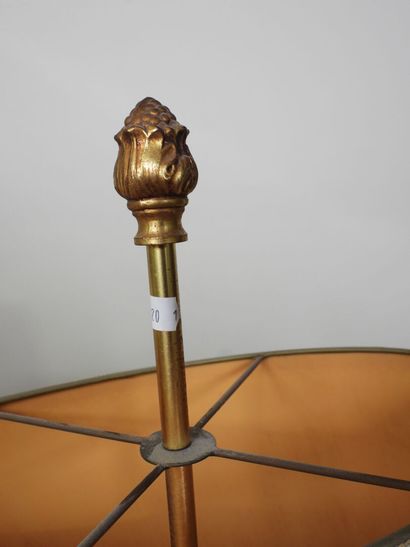 Paire de flambeaux en régule doré à deux...