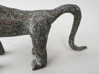 École XXe. 
Léopard en bronze patiné. 
24...