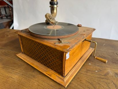 HIS MASTERS VOICE.
Gramophone with wood and...