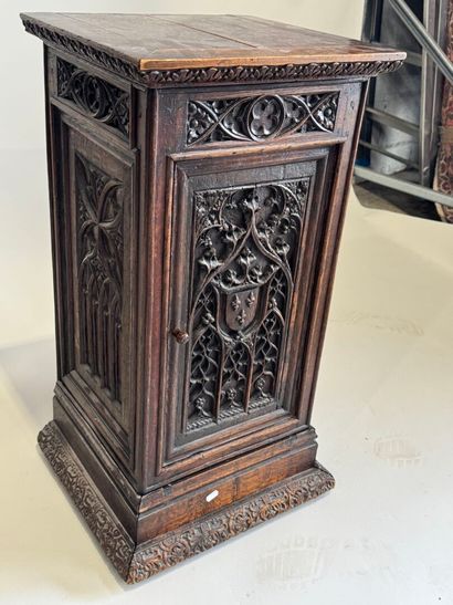 Chevet en chêne mouluré et sculpté, ouvrant...