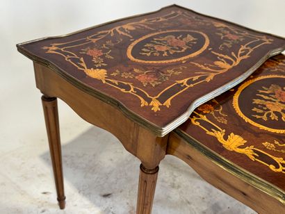 Table gigogne en bois, les plateaux chantournés...