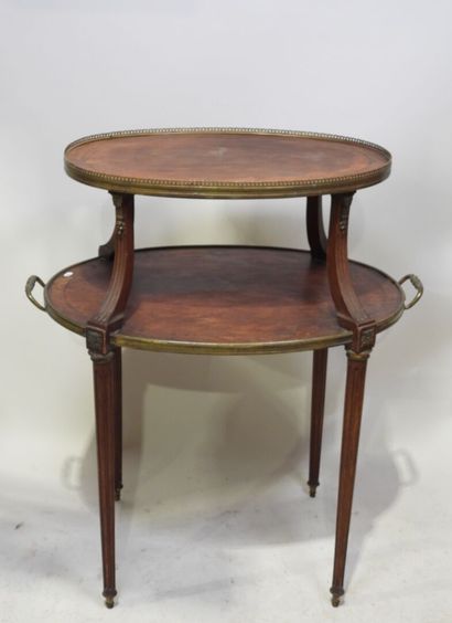 Table à thé en bois et marqueterie, le plateau...