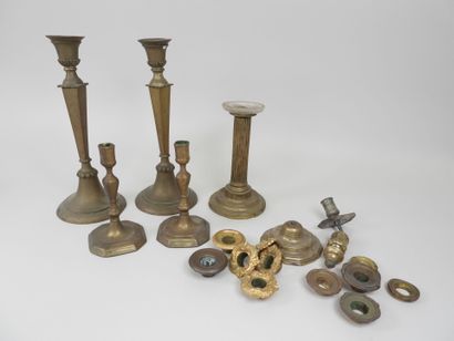 Réunion de deux paires de bougeoirs en bronze...