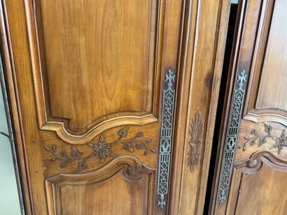 Paire de portes d'armoire en merisier à décor...