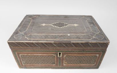 IRAN, XXe.
Coffret rectangulaire en bois...