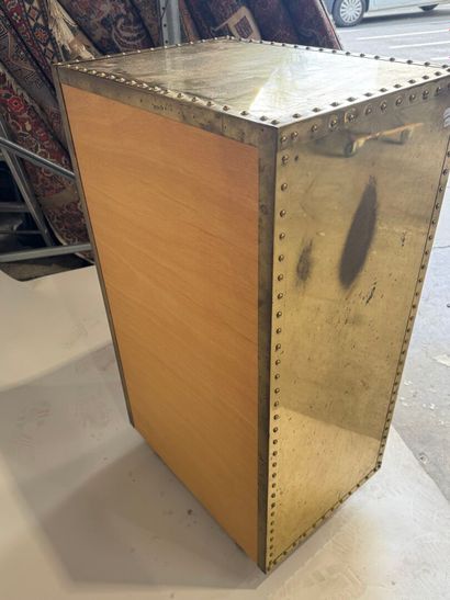 Chiffonnier en bois recouvert de métal doré...