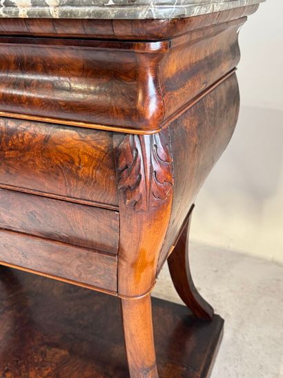 Commode en bois et placage de noyer ouvrant...