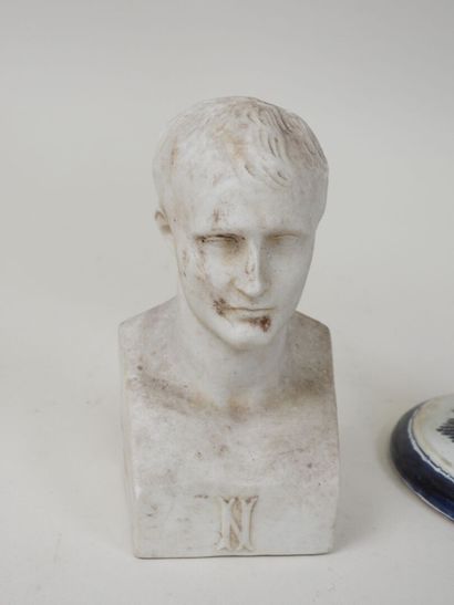 Deux sujets en porcelaine à décor bleu et...