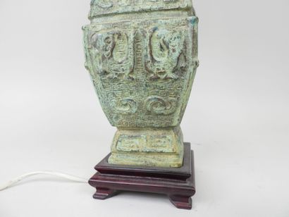 CHINE, XXe.
Pied de lampe en bronze et monture...