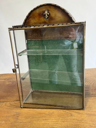 Set comprising:
- a brass and glass display...
