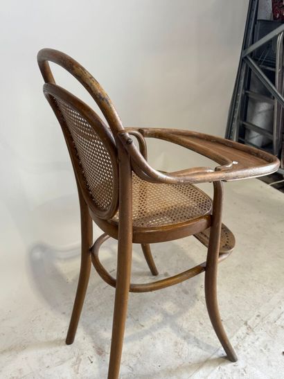 THONET.
 Chaise haute d'enfant en bois courbé...