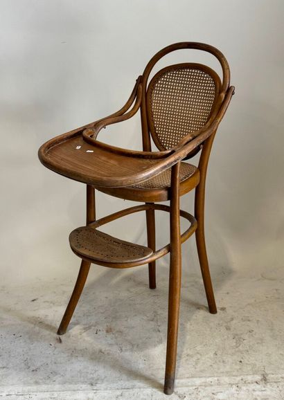 THONET.
 Chaise haute d'enfant en bois courbé...