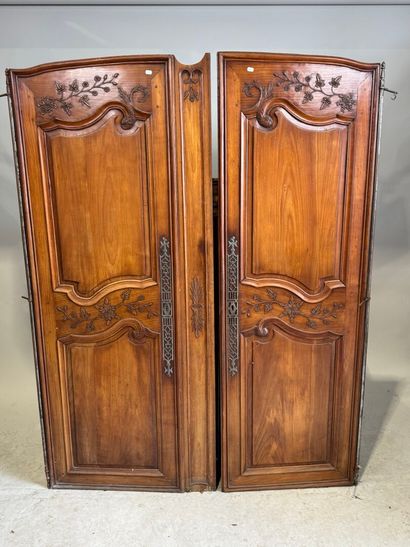 Paire de portes d'armoire en merisier à décor...