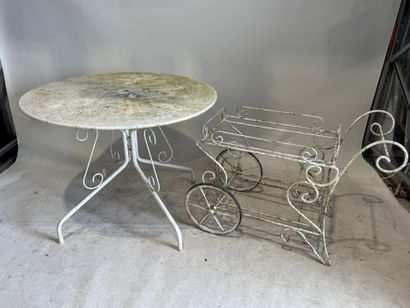 Ensemble de jardin en métal laqué blanc comprenant;
-...