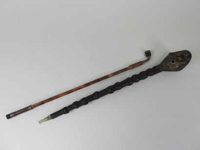 CHINE, XXe.
Deux pipes à opium en bois sculpté...