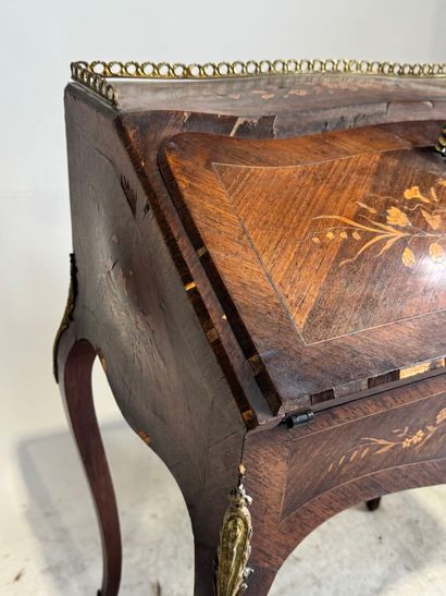 Bureau de dame galbé toutes faces en bois...