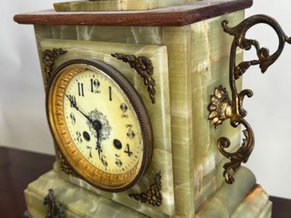 Pendule en onyx, bois et laiton ciselé, à...