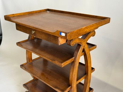 Table volante en noyer à trois tablettes...