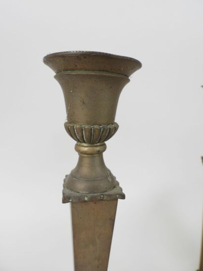 Réunion de deux paires de bougeoirs en bronze...