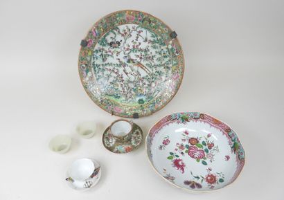 CHINE, XIXe - XXe. 
Lot en porcelaine polychrome...