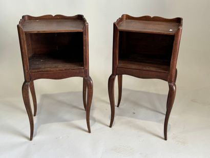 Paire de chevets en bois mouluré, ouvrant...