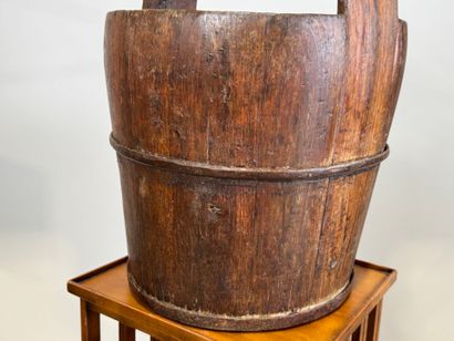 Important seau en bois et montures en métal.
H.:...