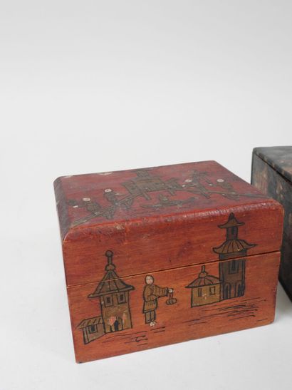 CHINE, XXe.
Deux boîtes en bois à décor polychrome...