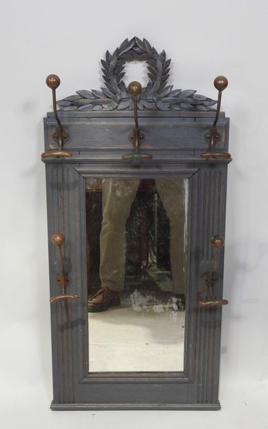Miroir en bois peint formant porte-manteau,...