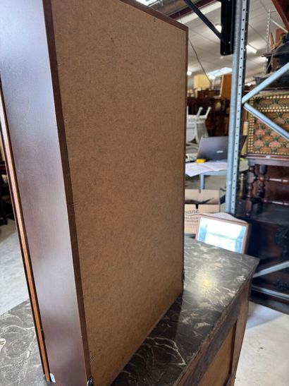 Vitrine en bois teinté ouvrant par un vantail...