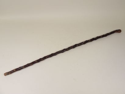 Canne en bois sculpté.
L. 100 cm.