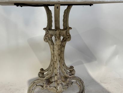 Table de jardin tripode en fer forgé ajouré...