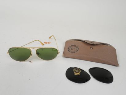 RAY BAN.
Paire de lunettes, modèle aviateur,...