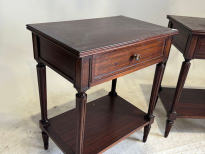 Paire de chevets en bois teinté acajou ouvrant...
