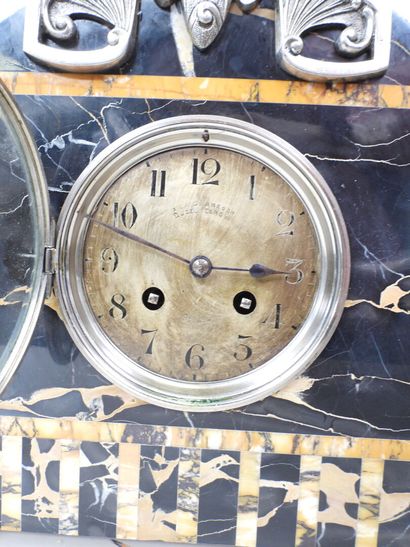 Pendule borne et sa cassolette, en marbre...