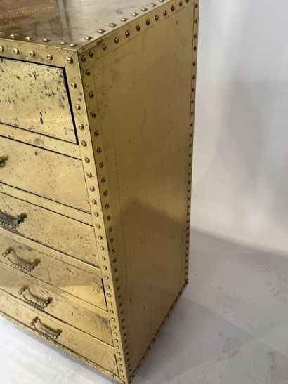 Chiffonnier en bois recouvert de métal doré...