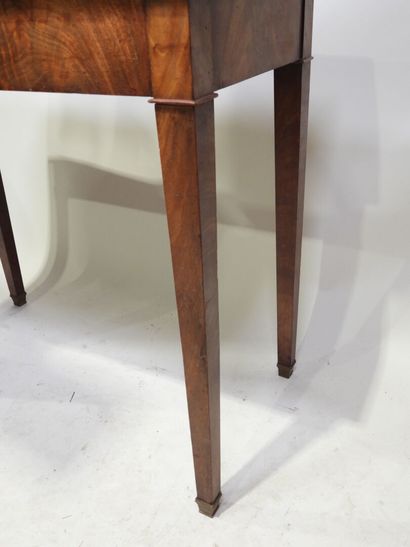 Table à écrire en bois et placage d'acajou...