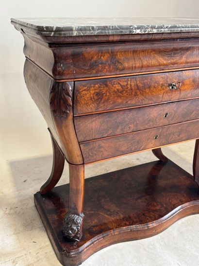 Commode en bois et placage de noyer ouvrant...