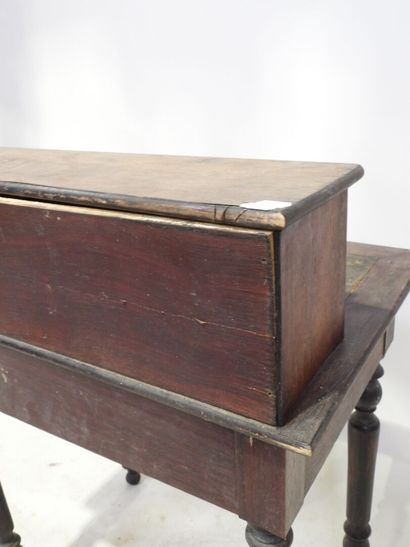 Petit bureau d'enfant à gradin, ouvrant par...