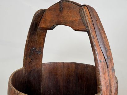 Important seau en bois et montures en métal.
H.:...