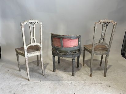 Petit fauteuil de bureau en bois mouluré...
