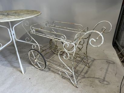 Ensemble de jardin en métal laqué blanc comprenant;
-...