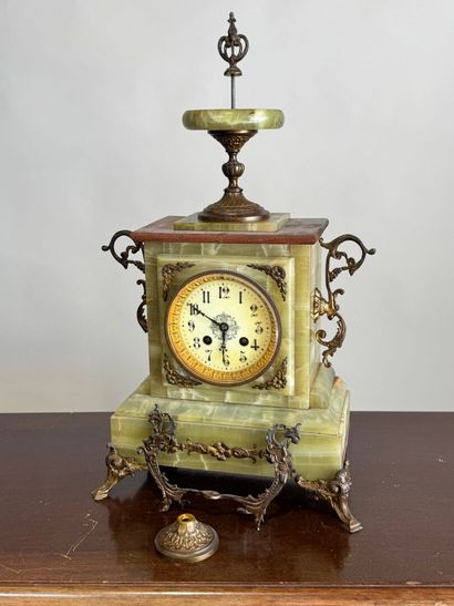 Pendule en onyx, bois et laiton ciselé, à...