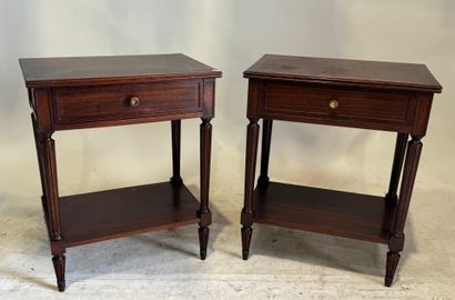 Paire de chevets en bois teinté acajou ouvrant...