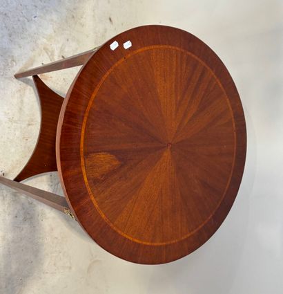 Guéridon circulaire en bois et placage, les...