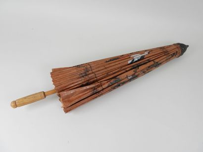 CHINE, XXe.
Ombrelle en bois en papier, à...