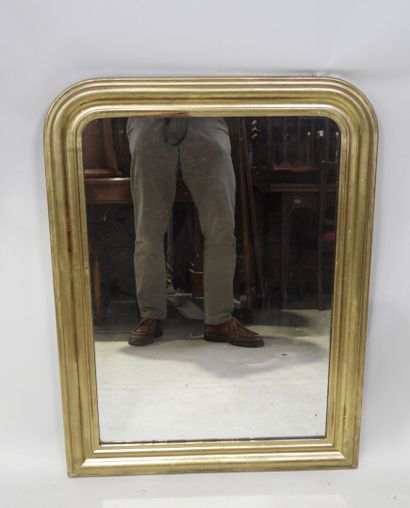 Miroir en bois et stuc doré.
Style LOUIS-PHILIPPE.
88...