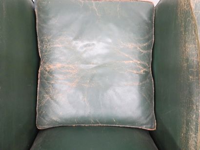 Paire de fauteuils club en cuir vert, l'assise...